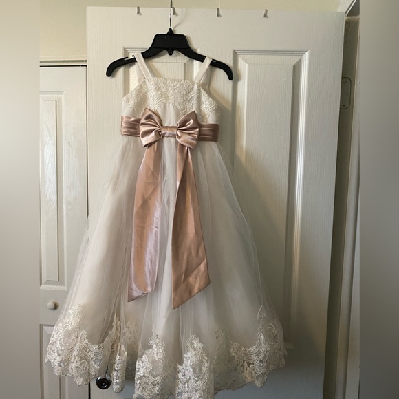 CHANTILLY PLACE - CREAM & LACE DRESS - Picture 1 of 8